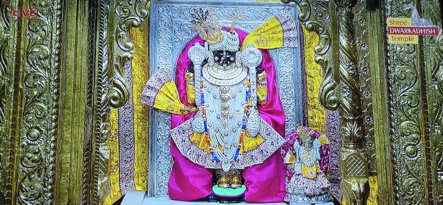 Lord Krishna adorned with jewellery, shown in the Dwarkadhish Temple live broadcast