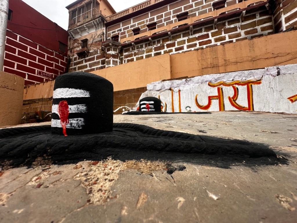 A Shiva shrine along the way in Kashi.